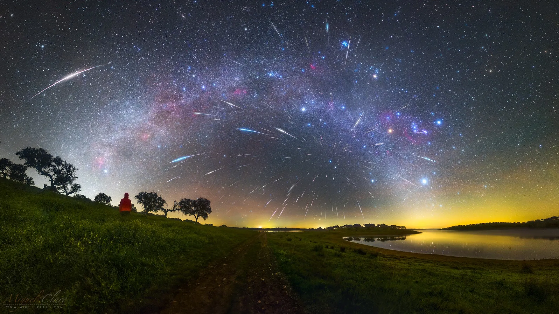 Mehr über den Artikel erfahren Geminiden-Meteoritenschauer füllt den Himmel mit „Sternschnuppen“ in spektakulären Zeitrafferfotos