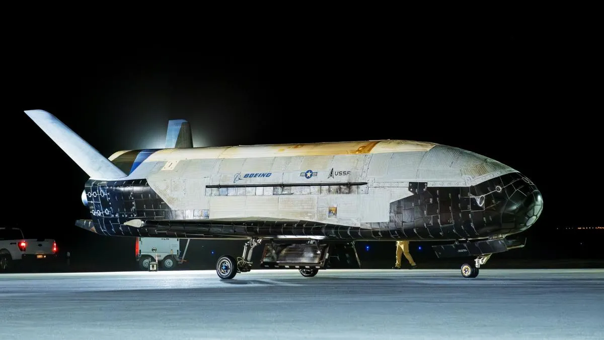 Mehr über den Artikel erfahren „US-Space-Force-Roboter-Raumflugzeug X-37B kehrt nach 434 Tagen im Orbit und bahnbrechendem Aerobraking-Manöver zur Erde zurück – ein Meilenstein für die Raumfahrttechnologie!“