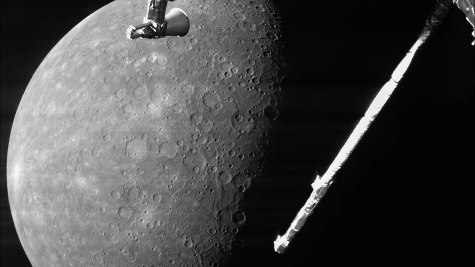 Mehr über den Artikel erfahren BepiColombo-Sonde fängt atemberaubende Merkur-Bilder bei bisher engstem Vorbeiflug ein