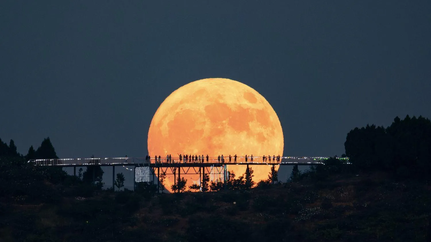 Mehr über den Artikel erfahren Supermond Blue Moon 2024 – Top-Fotos aus aller Welt