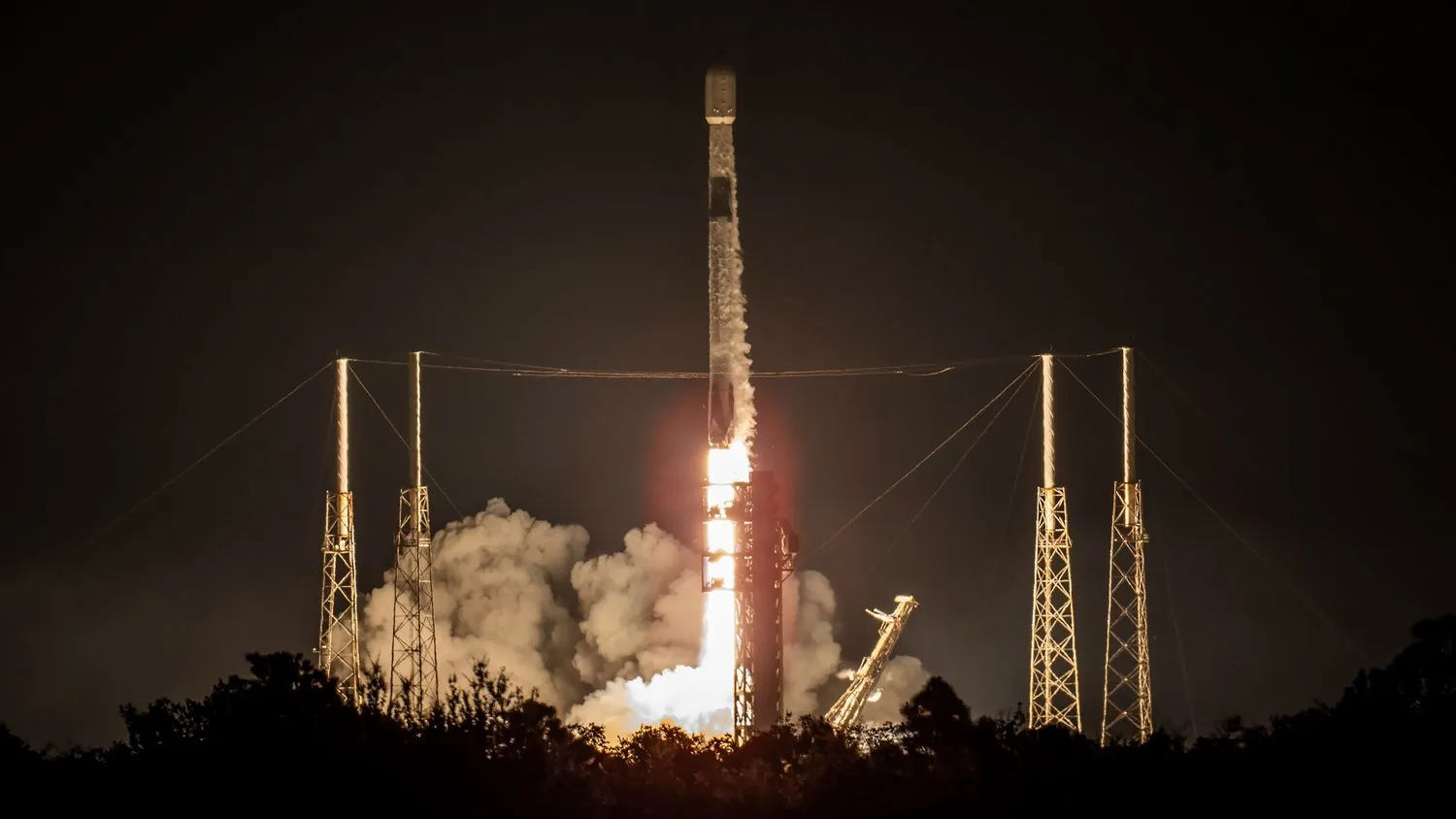 Mehr über den Artikel erfahren SpaceX schießt 23 Starlink-Satelliten am 2. August in die Umlaufbahn