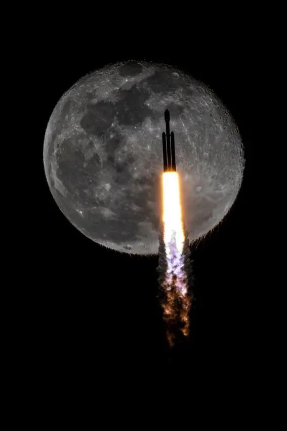 Mehr über den Artikel erfahren SpaceX Falcon Heavy Rakete bombardiert den Mond in einer unglaublichen, preisgekrönten Aufnahme