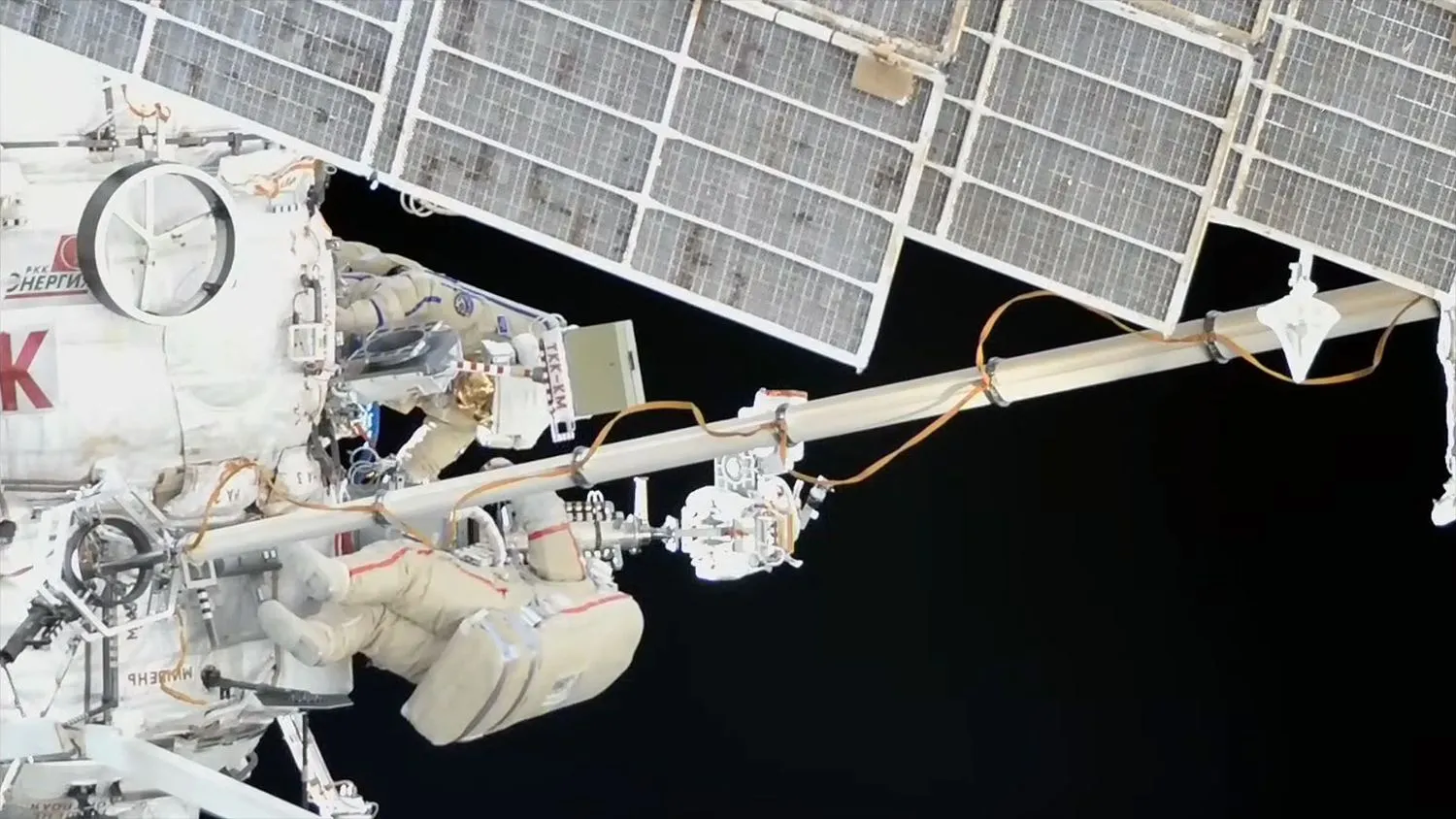 Mehr über den Artikel erfahren Russische Kosmonauten absolvieren schnellen Weltraumspaziergang auf der Raumstation