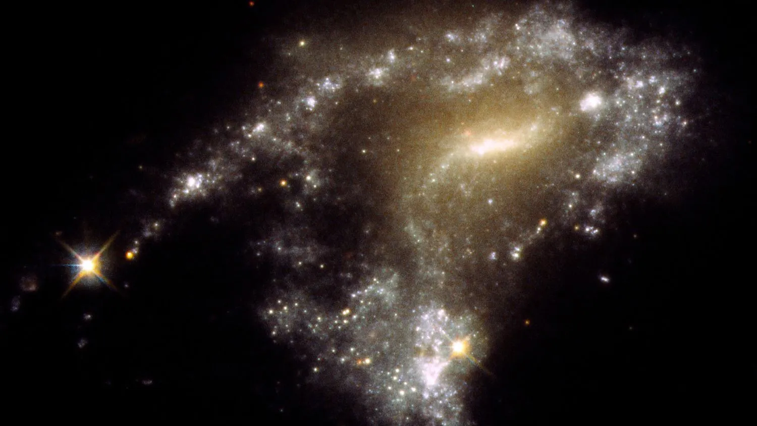 Read more about the article Hubble-Weltraumteleskop zeigt einen Sternenschweif“ aus 12 sich vermischenden Galaxien