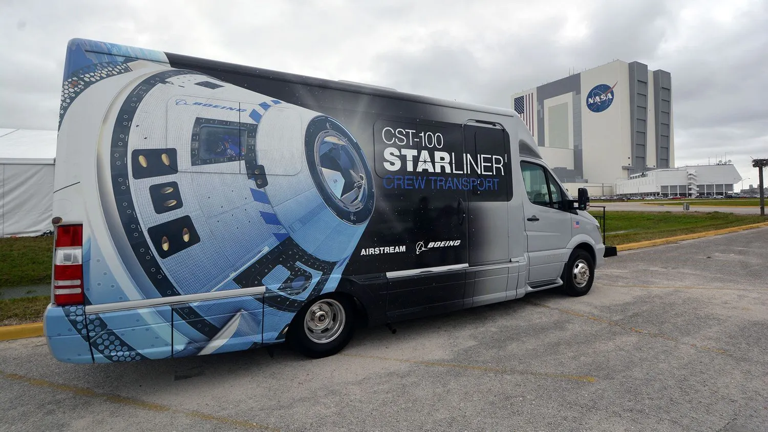 Mehr über den Artikel erfahren Ihr anderes Fahrzeug ist der Starliner: Boeings erste Crew, die mit der Astrovan II zur Startrampe fährt