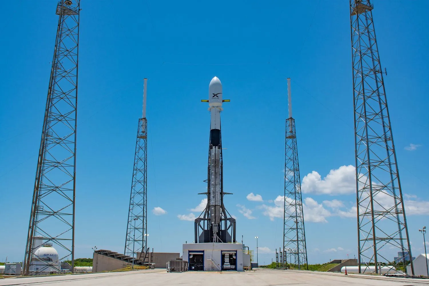 Mehr über den Artikel erfahren SpaceX startet heute 23 Starlink-Satelliten von Florida aus, nachdem der Crew-8-Astronautenflug verschoben wurde