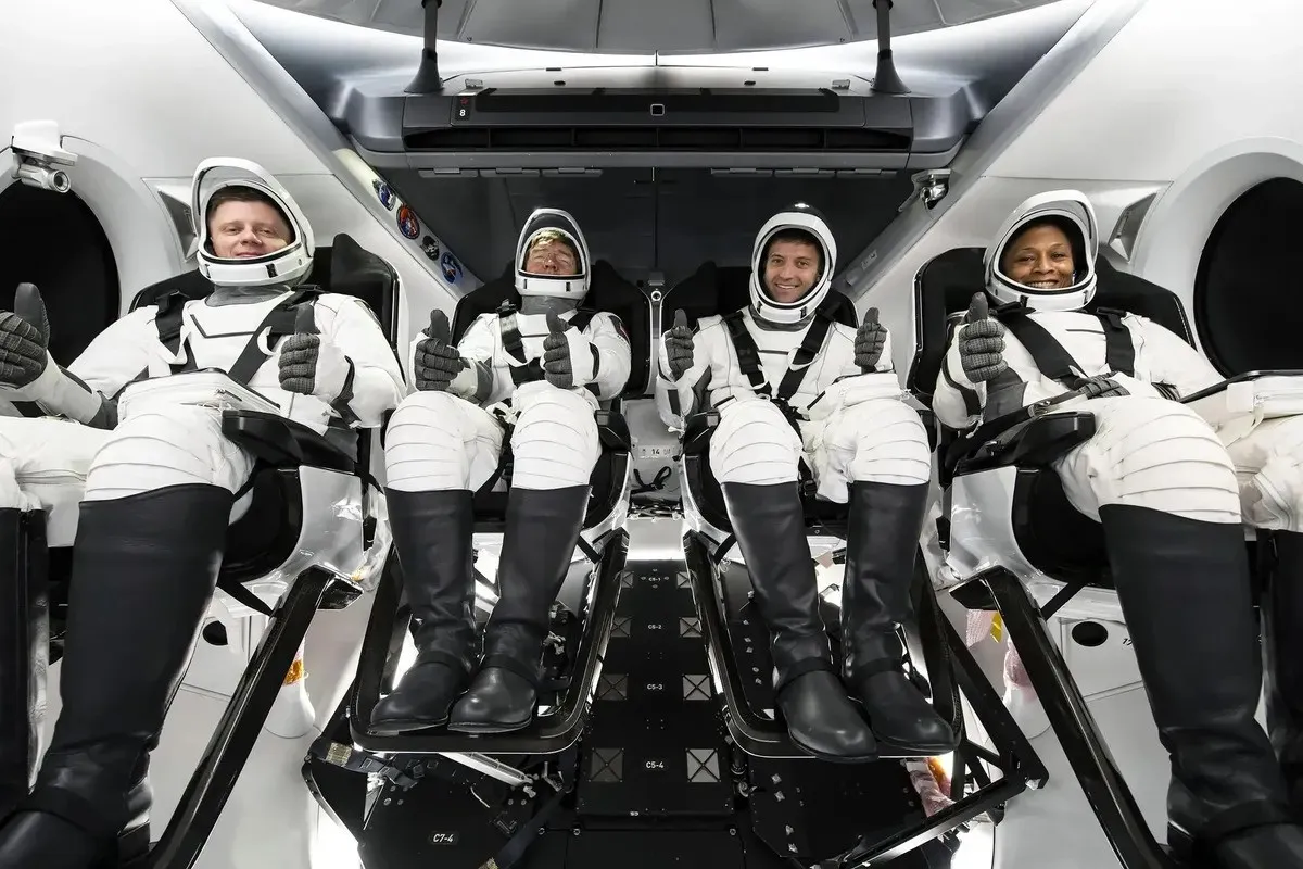 Mehr über den Artikel erfahren SpaceX-Crew-8-Astronauten werden nach dem Aufprall der Dragon-Kapsel für zusätzliche medizinische Untersuchungen in ein Krankenhaus in Pensacola gebracht, so die NASA