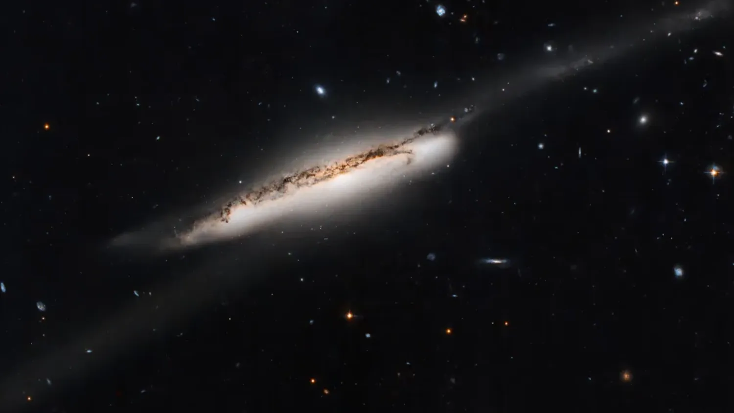 Mehr über den Artikel erfahren Hubble-Teleskop späht „Sternenbrücke“ aus, die 2 Galaxien verbindet (Bild)