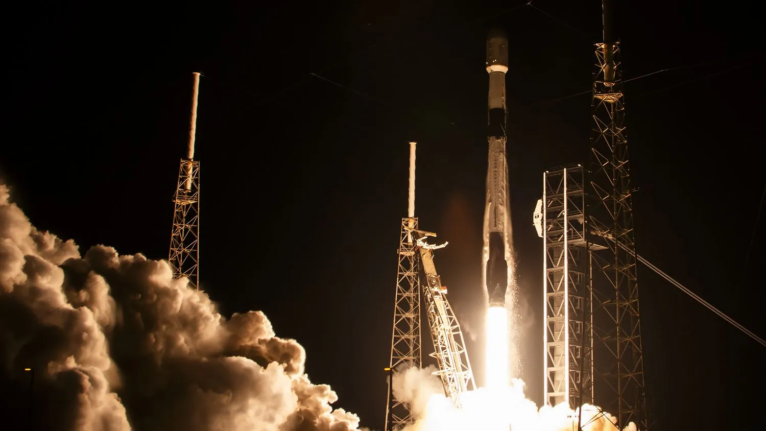 Mehr über den Artikel erfahren SpaceX startet heute Abend 20 Starlink-Satelliten, darunter 13 Direktsatelliten